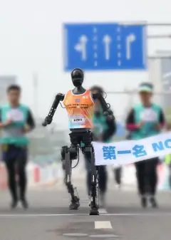 机器人参加北京亦庄半程马拉松比赛